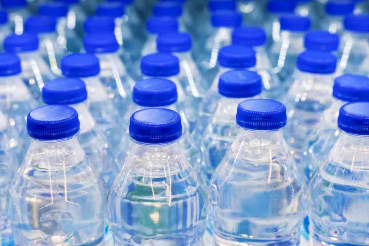 Cambiamenti bottigliette d'acqua