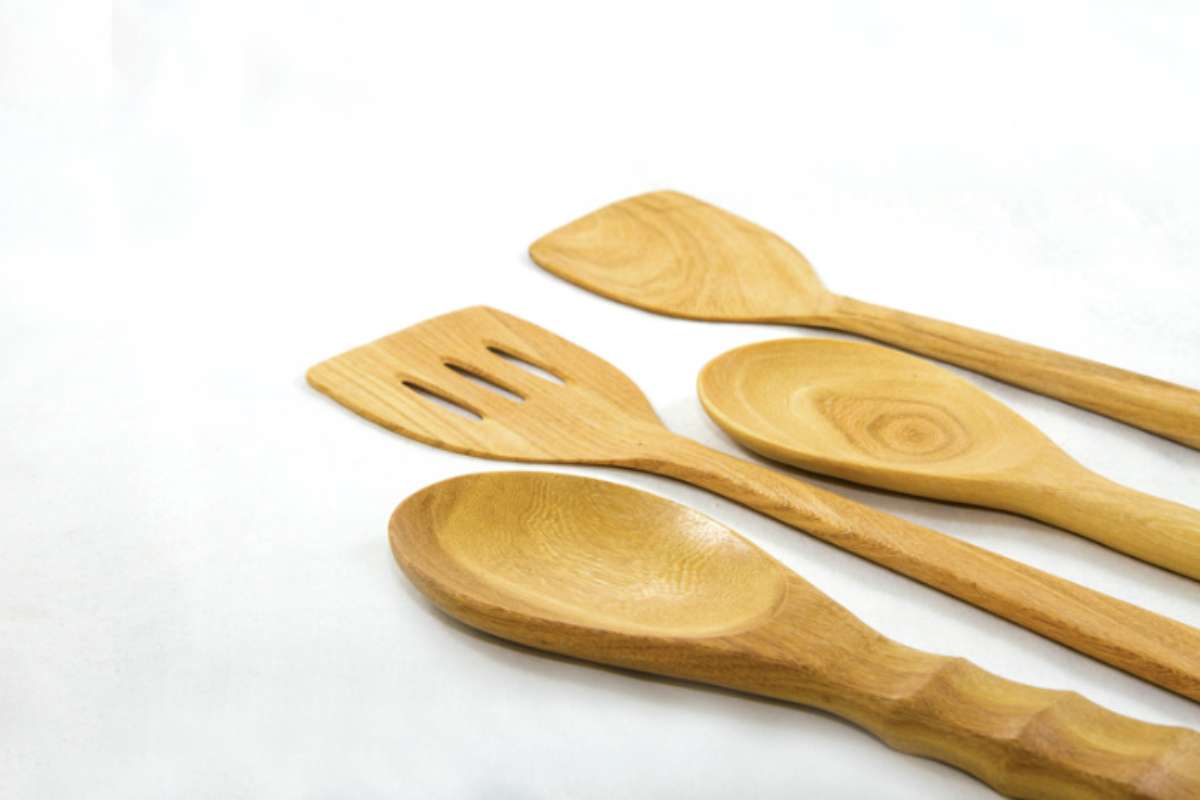 Per preservare l’integrità dei mestoli in legno è fondamentale sciacquarli immediatamente dopo l’uso, senza lasciarli in ammollo