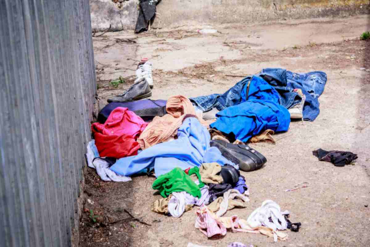 vestiti buttati